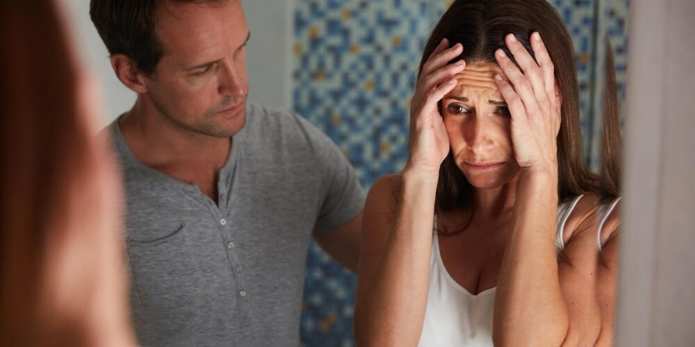 homme trompe une femme